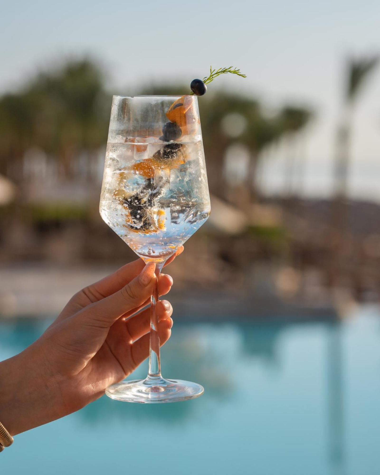 The Makadi Spa Hotel - Couples Only 18 Years Plus Hurghada Esterno foto A glass of sparkling wine